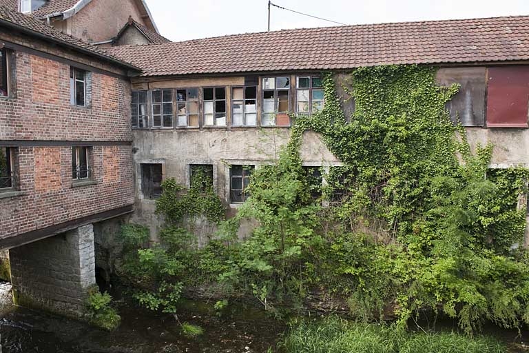 usine d'horlogerie Louis Boname, puis Charles Vuilleumier, puis fonderie Charpentier, puis usine de décolletage Devaux et Meinen, actuellement école professionnelle