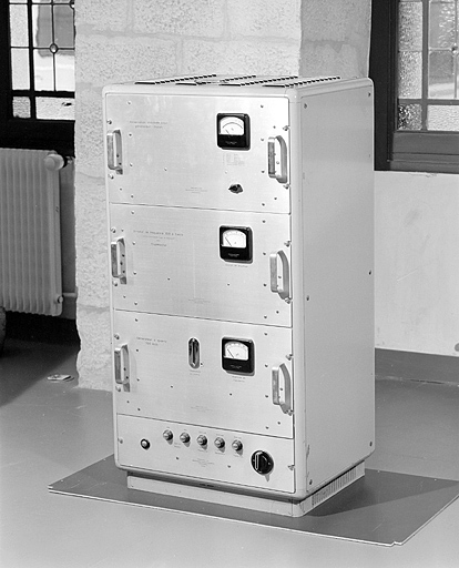 ensemble de 2 générateurs d'ondes (étalons de fréquence à quartz) et horloges à quartz Oscilloquartz Ebauches