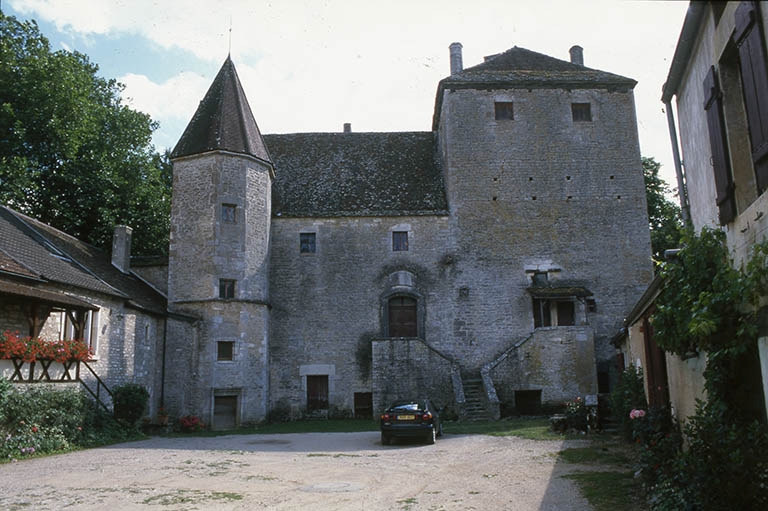 château fort, château (maison forte)
