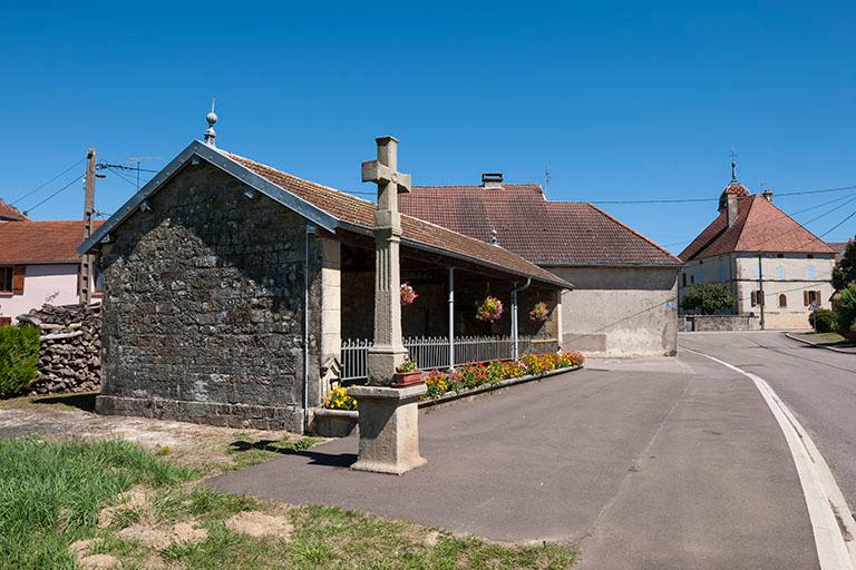 Le lavoir, le calvaire, la mairie et l'église, depuis la route de Fouchécourt.
