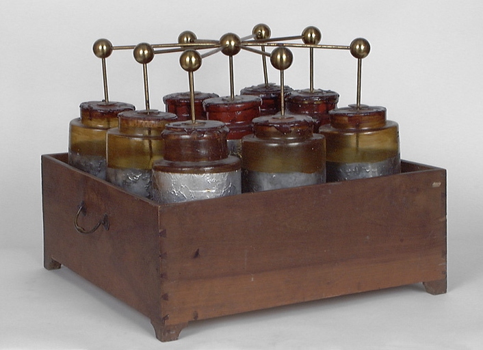 instrument de démonstration en électrostatique n° 12 : batterie de condensateurs à 9 jarres (bouteilles de Leyde)
