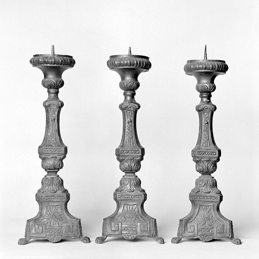 ensemble de cinq chandeliers d'autel