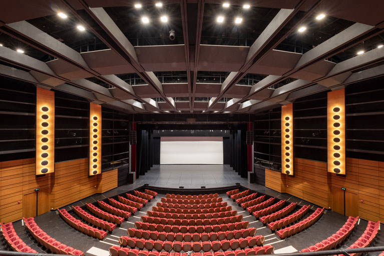 Maison de la culture, grande salle (Genty) : vue vers la scène, depuis le balcon.