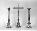 2 chandeliers d'autel et croix d'autel