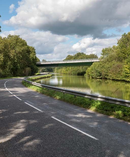pont routier isolé contemporain de la N79 (canal du Centre)