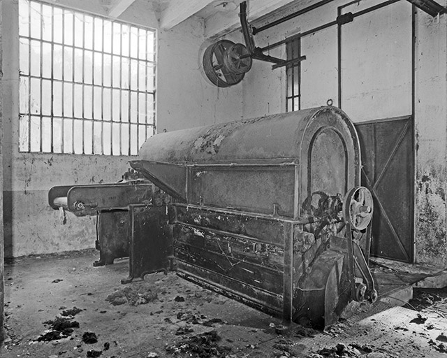 1ère machine à déchiqueter et à épurer mécaniquement (machine à battre dite batteur)