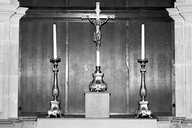 2 chandeliers d'autel et croix d'autel