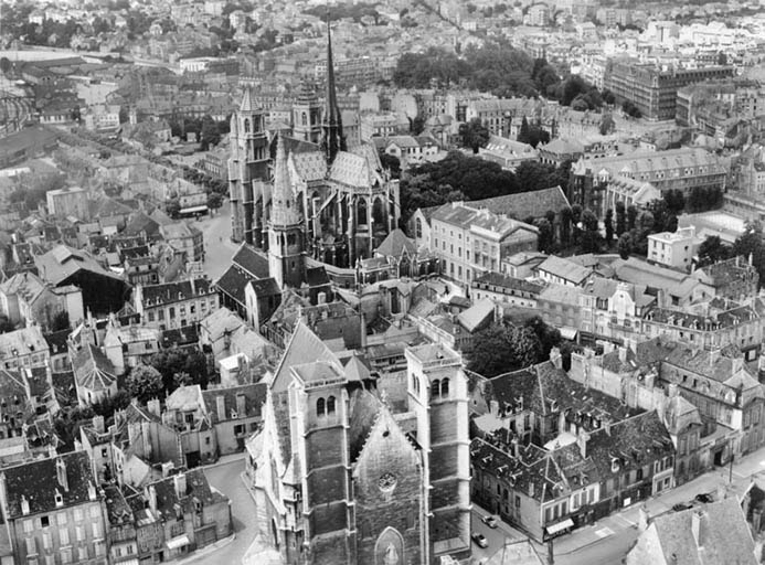 église paroissiale Saint-Jean, actuellement théâtre du Parvis Saint-Jean