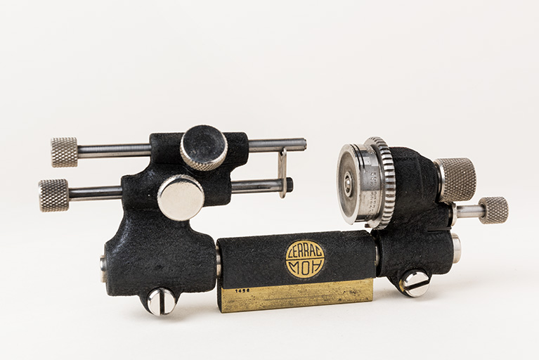 outils spécifique aux métiers de l'horlogerie (2 tours à pivoter et à replanter Lerrac n° 4)