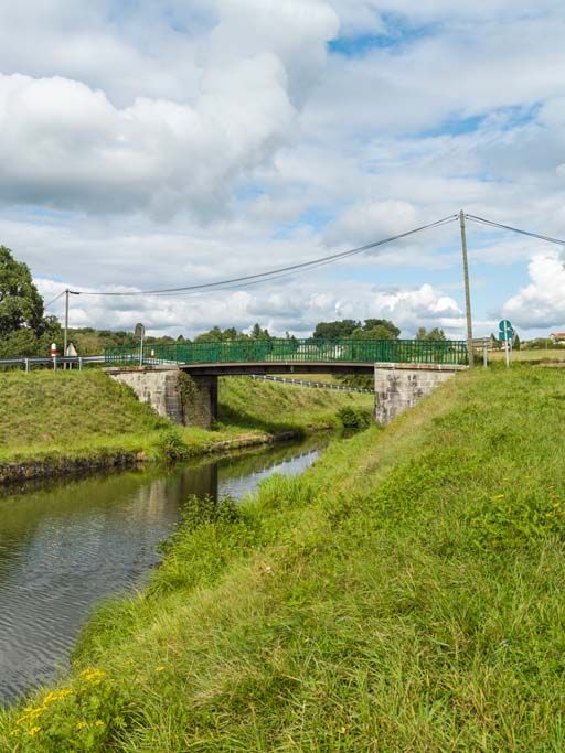 pont routier isolé dit pont Maison-Morin (canal du Centre)