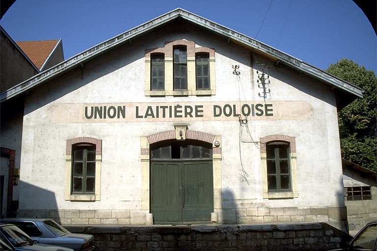 hôtel, distillerie Morel-Perron, puis fromagerie, laiterie industrielle, actuellement entrepôt public