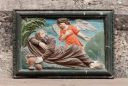 deux bas-reliefs encadrés en pendant : Elie nourri par un ange et Sainte Madeleine pénitente