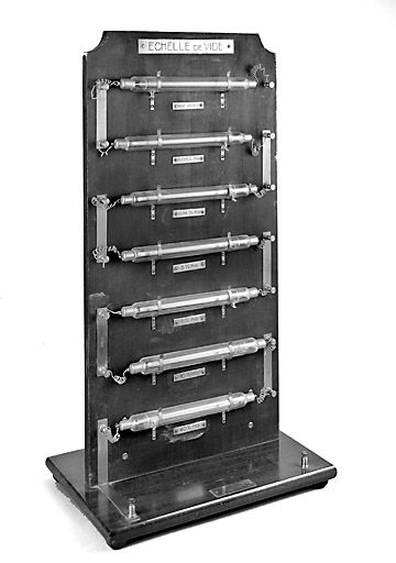 instrument de démonstration en électrodynamique (échelle de vide Les Fils d'Emile Deyrolle)
