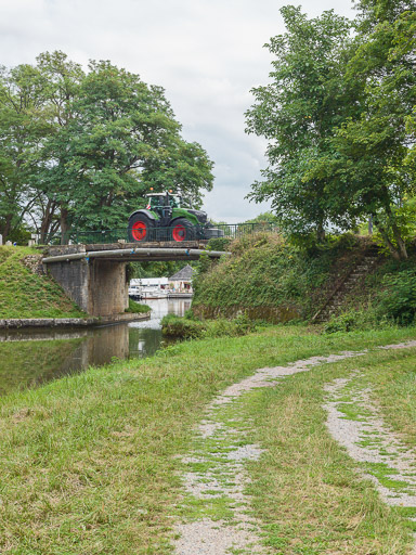 pont routier isolé de Chaumot (canal du Nivernais)