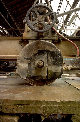 2 machines à découper par scie à lame circulaire (débiteuses)