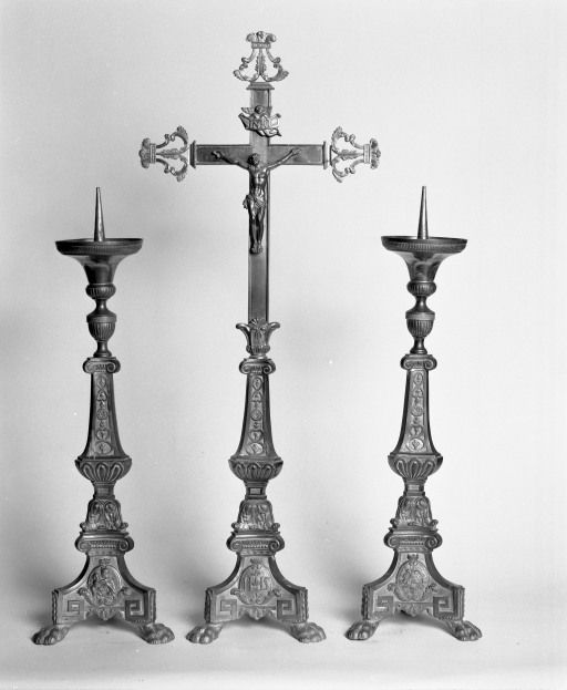 croix d'autel et six chandeliers