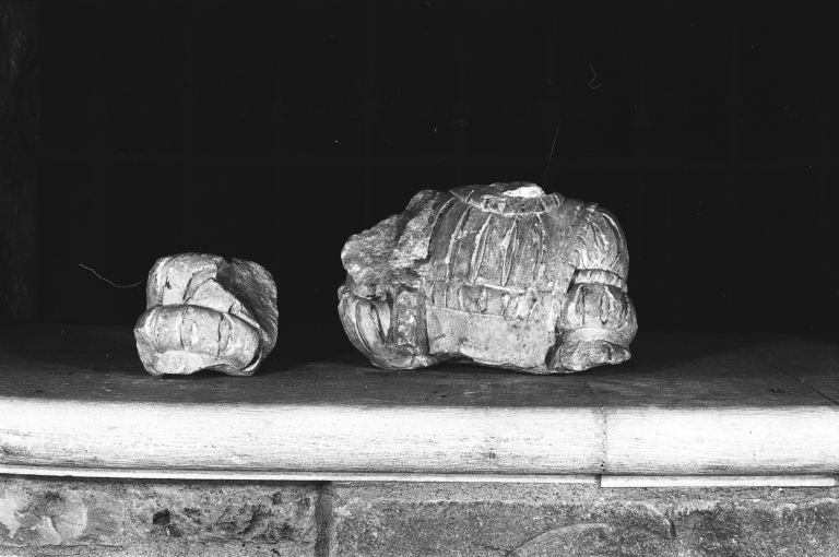 statue (3 fragments) : personnage masculin