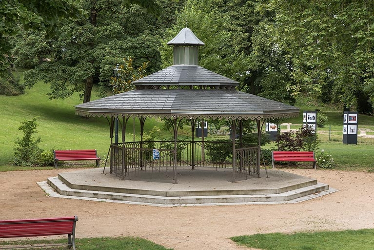 abri de la source de la Reine, puis kiosque à musique