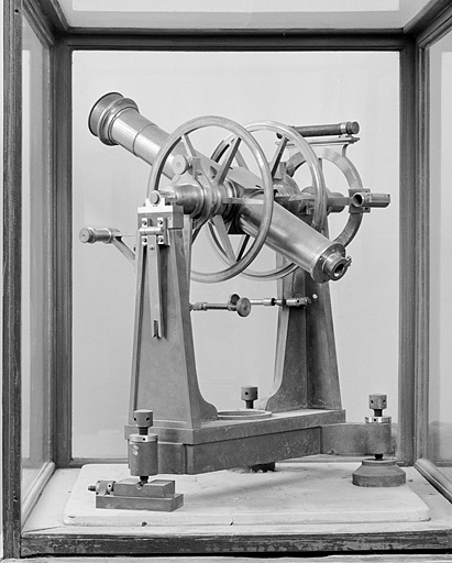 lunette astronomique et instrument astrométrique (instrument des passages et sa monture méridienne)