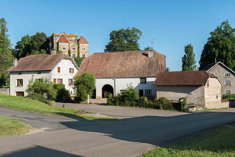 Vue de la Grande rue, le château, une ferme et l'huilerie