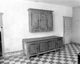 2 meubles de sacristie, 2 prie-Dieu