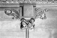 28 statuettes des retombées pendantes des stalles