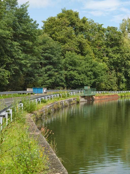 ouvrage lié à l'alimentation en eau ; aqueduc et prise d'eau de la Valteuse (canal du Centre)