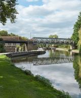 ancien pont ferroviaire, actuellement passerelle (canal du Nivernais)