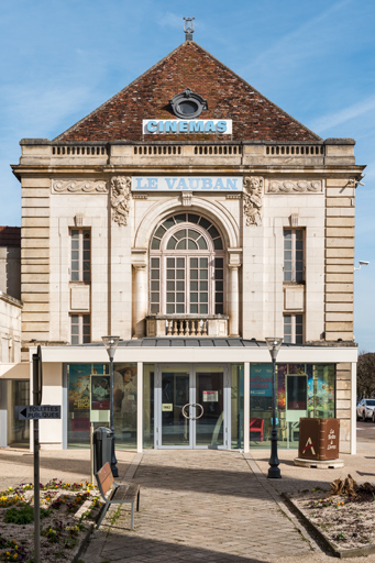 chapelle des capucins puis théâtre, actuellement cinéma le Vauban