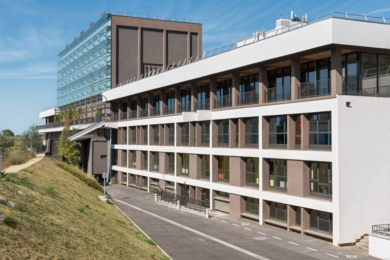 centre culturel (maison de la culture), gymnase et bourse du travail