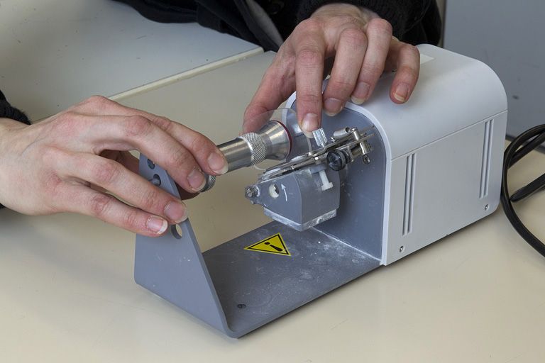 machine à meuler dite raineuse manuelle Essilor Rainyl