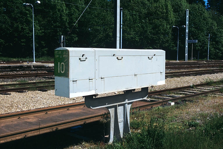 machine à peser (balance à pont-bascule ferroviaire)