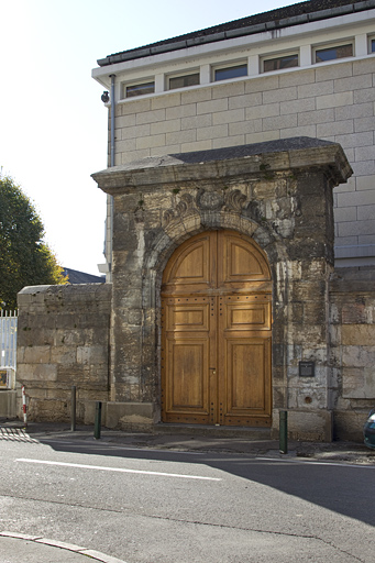 couvent des Cordeliers, collège Saint-François-Xavier puis des Pères Eudistes, lycée de jeunes filles, actuellement lycée Louis Pasteur