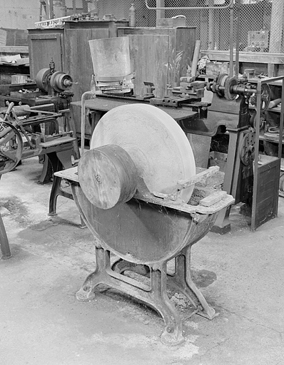 machine à meuler (meule verticale)