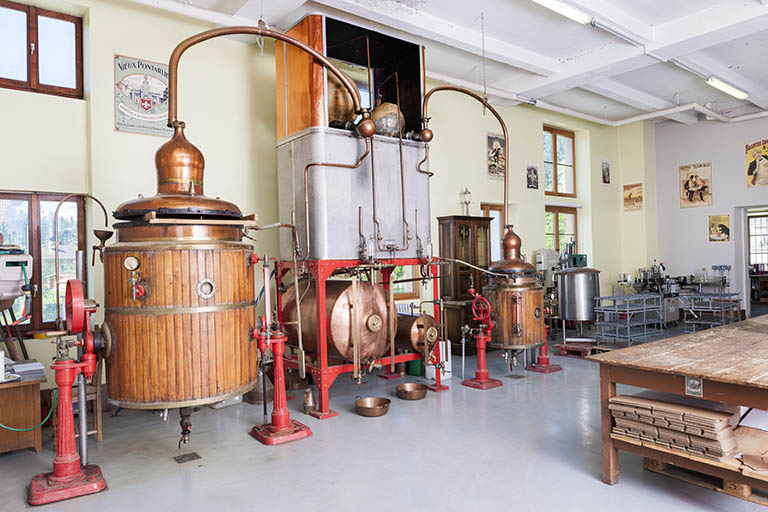 distillerie Berthelot et Cousin Frères, puis Cousin Jeune, puis mairie, actuellement distillerie les Fils d'Emile Pernot