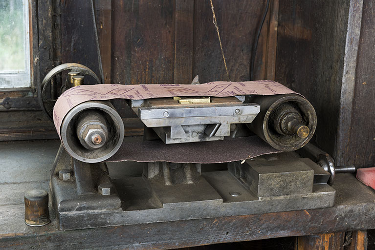 machine à polir (ponceuse à bande)