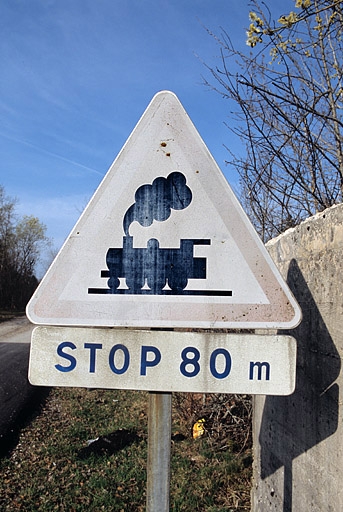 2 panneaux de signalisation (panneaux de danger : passage à niveau sans barrière ni demi-barrière)