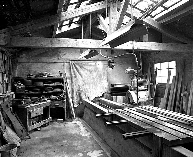2 machines à découper par scie à lame circulaire et à toupiller (débiteuses-moulureuses)
