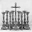 8 chandeliers d'autel et croix d'autel