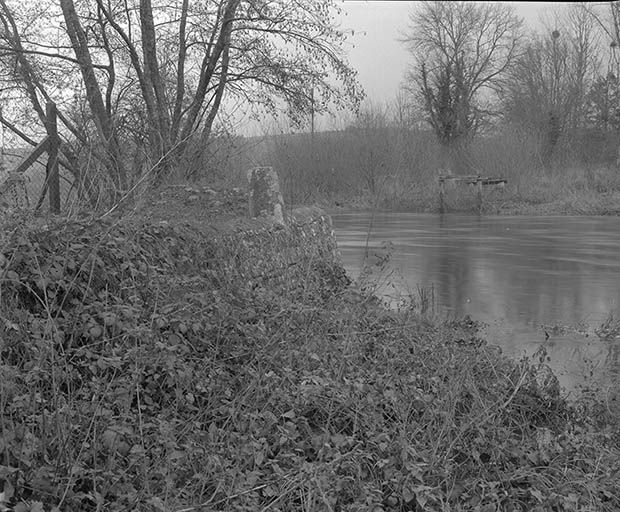 passerelle sur l'Yonne (paysages du canal du Nivernais)