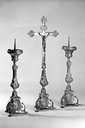 2 chandeliers d'autel et croix d'autel