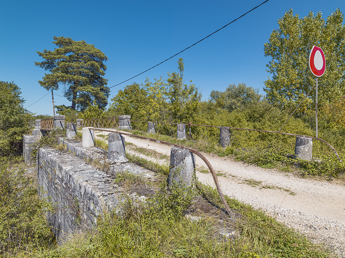 pont sur la porte de garde de Charnay