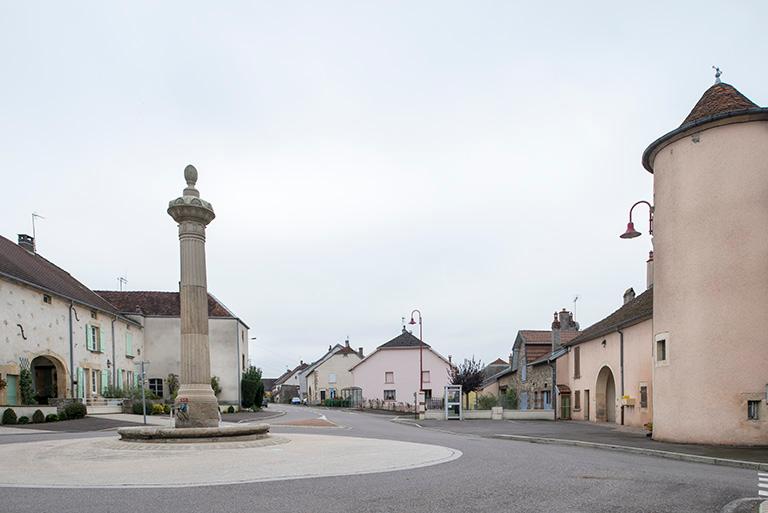 Place de la Résistance, maisons et fermes le long de la rue Grande.