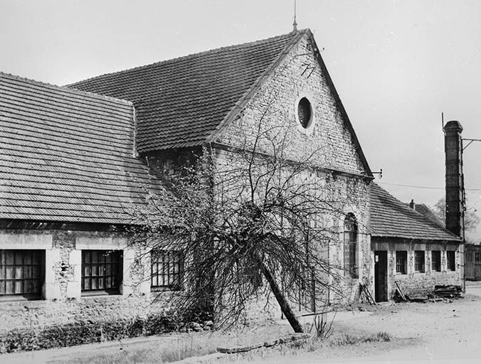 haut fourneau, fonderie puis entrepôt militaire, actuellement conserverie, usine liée au travail du bois, magasin de commerce, mairie
