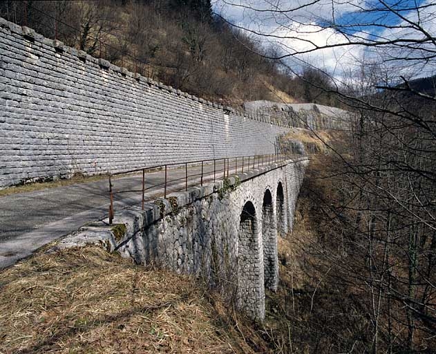 murs de soutènement et mur de soutènement à arcades (voie ferrée Andelot - La Cluse)