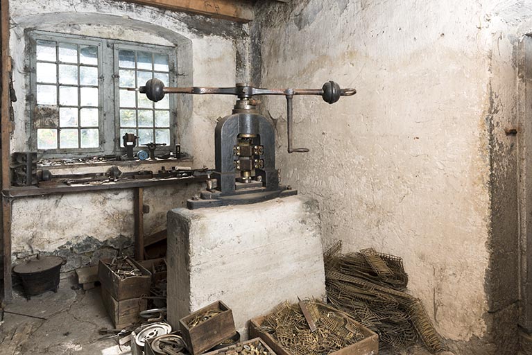 machine à découper par poinçon (presse à balancier)