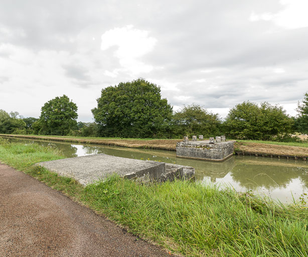 pont mobile ; passerelle tournante Mirault (canal du Nivernais)