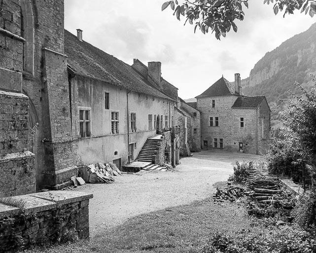 abbaye Saint-Pierre, actuellement église paroissiale Saint-Jean-Baptiste, habitation et musée