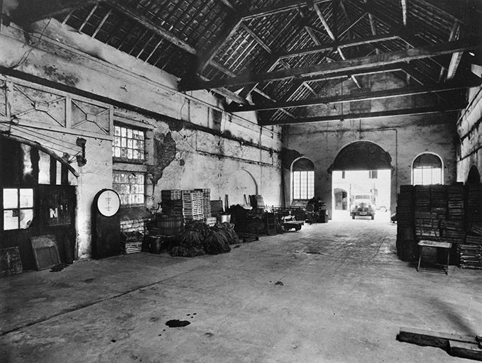 haut fourneau, fonderie puis entrepôt militaire, actuellement conserverie, usine liée au travail du bois, magasin de commerce, mairie