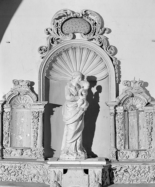 statue : Vierge à l'Enfant écrasant le serpent